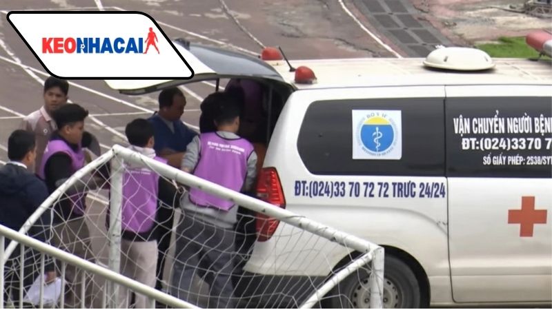cau-thu-hang-ba-bat-ngo-co-giat-giua-tran-gay-lo-ngai-ve-suc-khoe Cầu thủ hạng Ba bất ngờ co giật giữa trận, gây lo ngại về sức khỏe